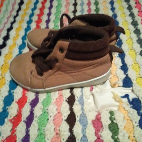 Boys Tennis Shoes - Picture 2 of 3